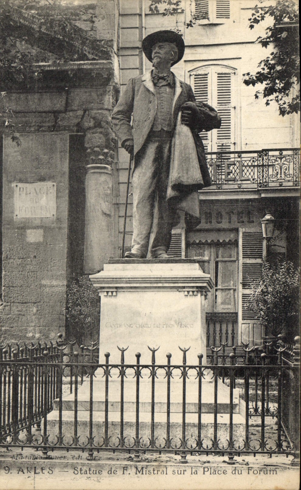 CPA Arles Statue de F Mistral sur la Place du Forum 