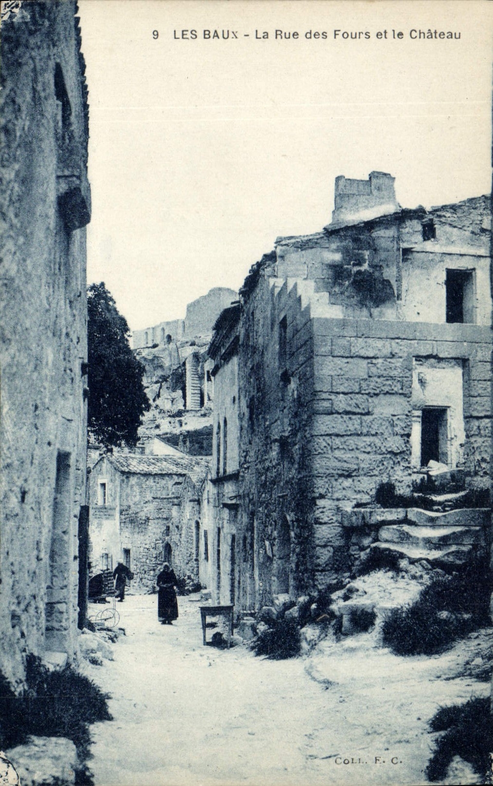 CPA Les Baux La Rue des Fours et le Chateau