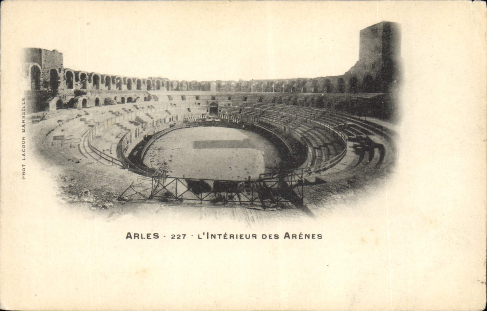 CPA Arles L'Interieur des Arenes 