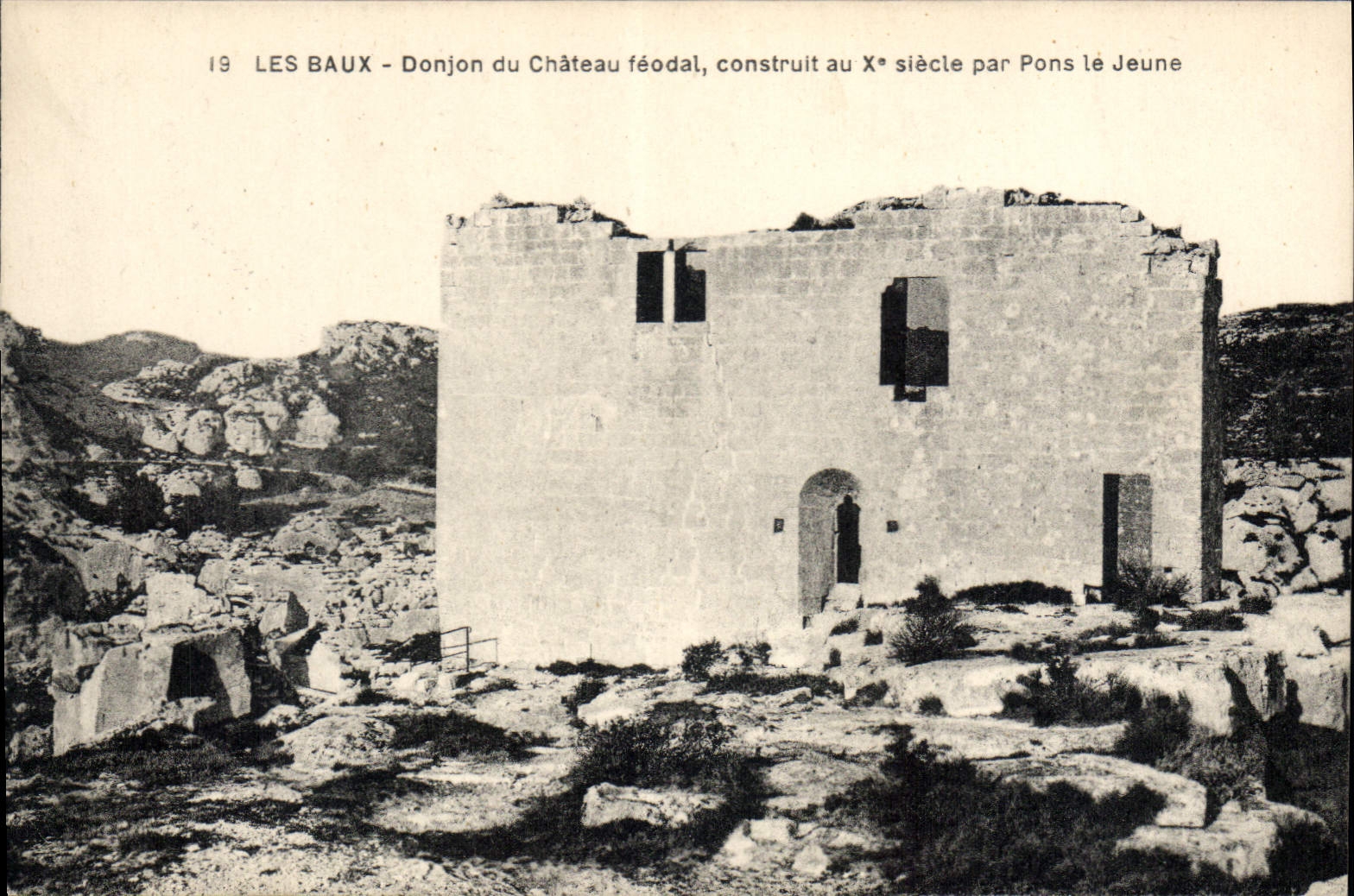 CPA Donjon du Chateau feodal construit au Xe siecle par Pons le Jeune Les Baux