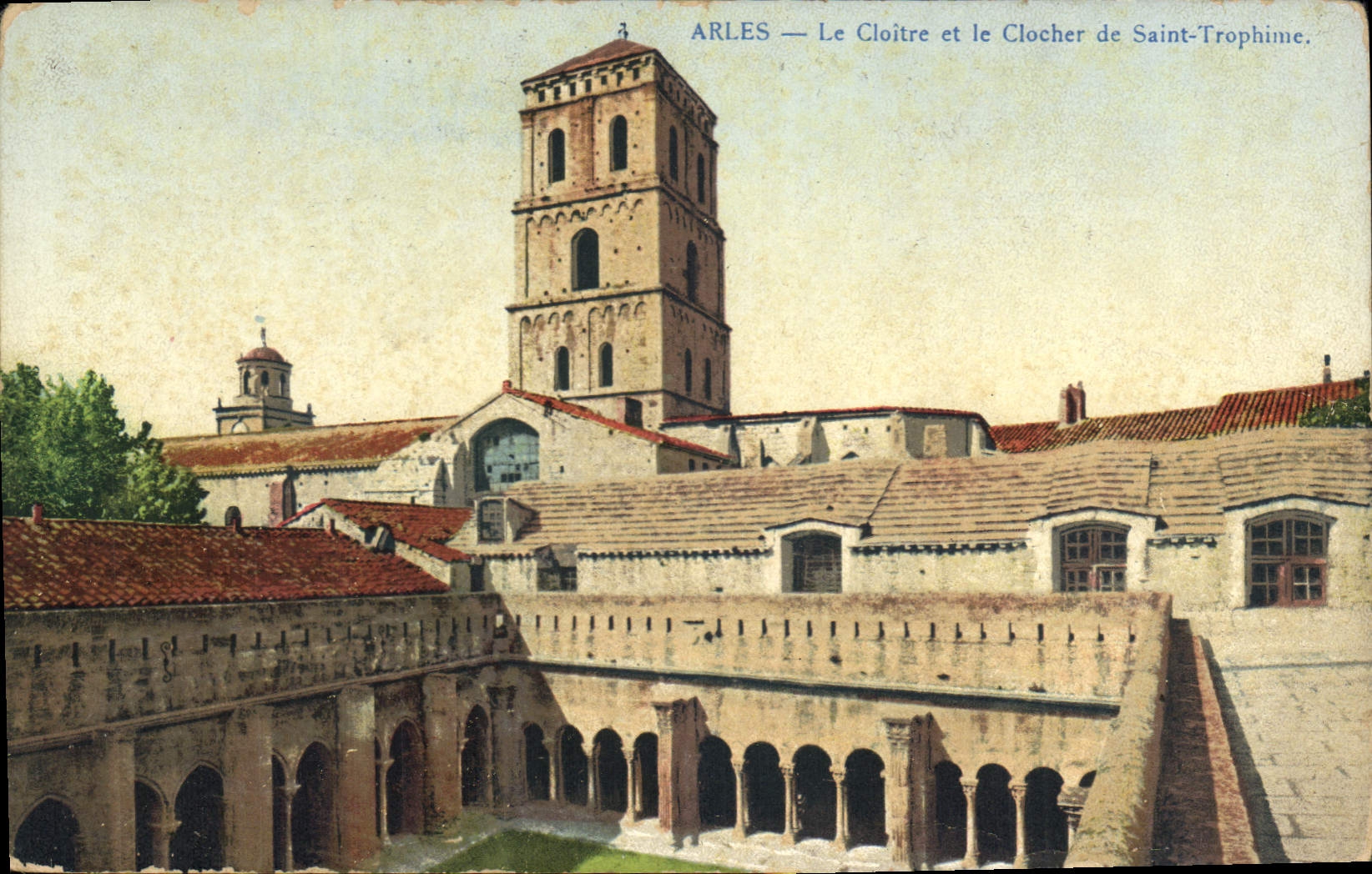 CPA Le Cloitre et le Clocher de Saint Trophime Arles