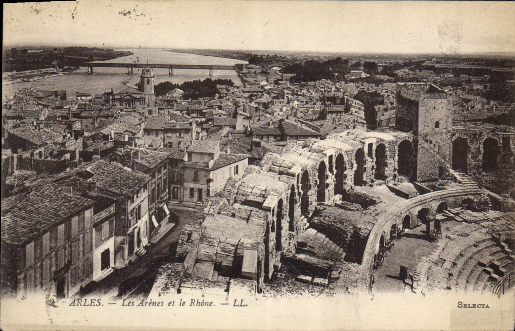 CPA Les Arenes et le Rhone Arles