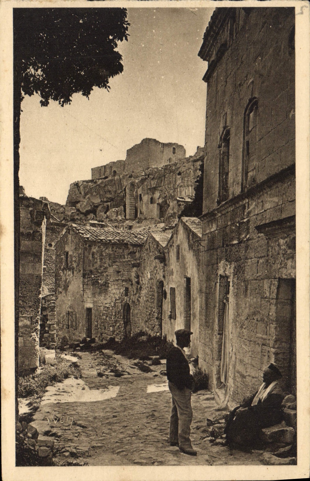 CPA La rue des Fours et le Château Les Baux