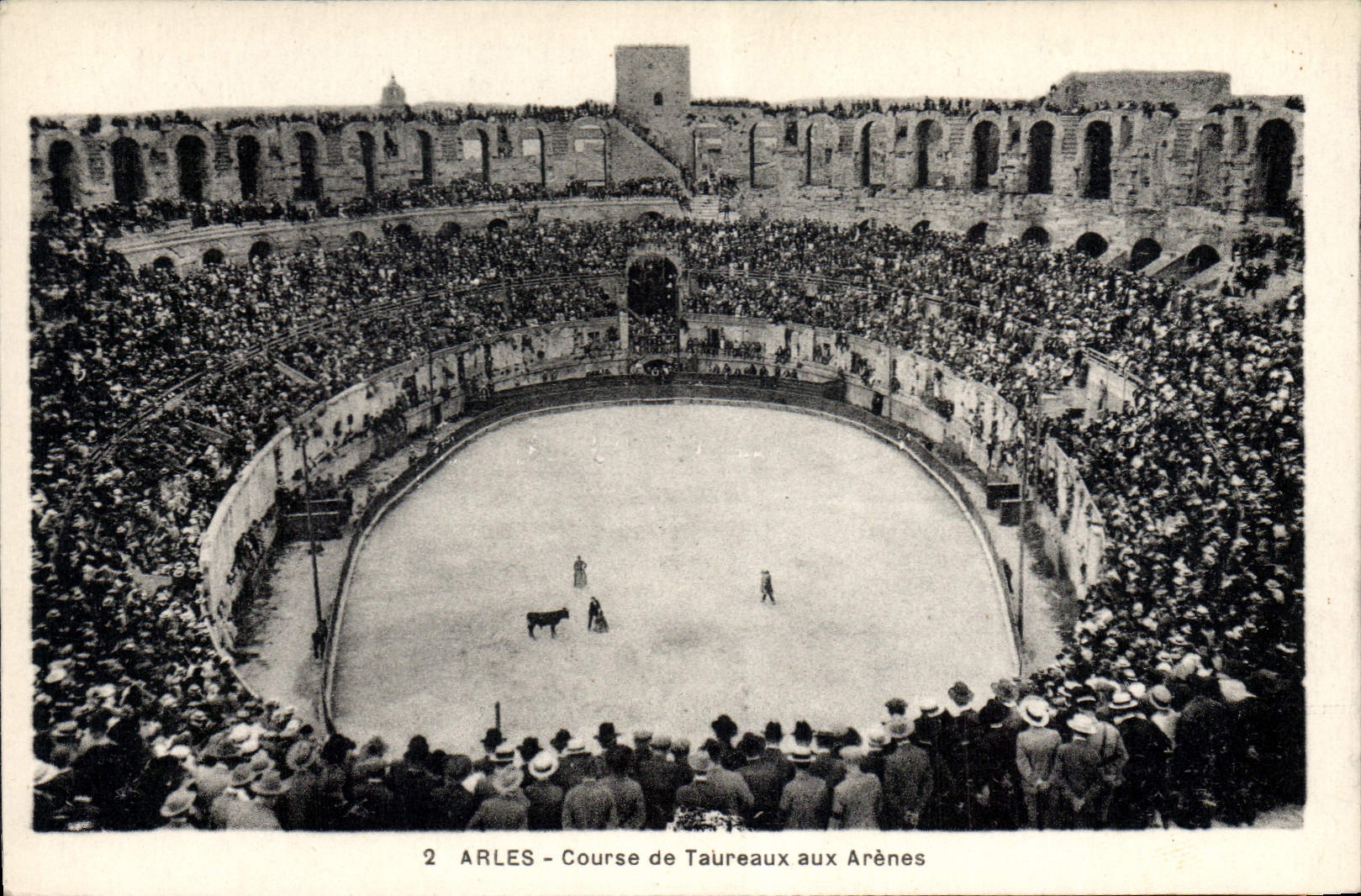 CPA Course de Taureaux aux Arenes Arles Corride