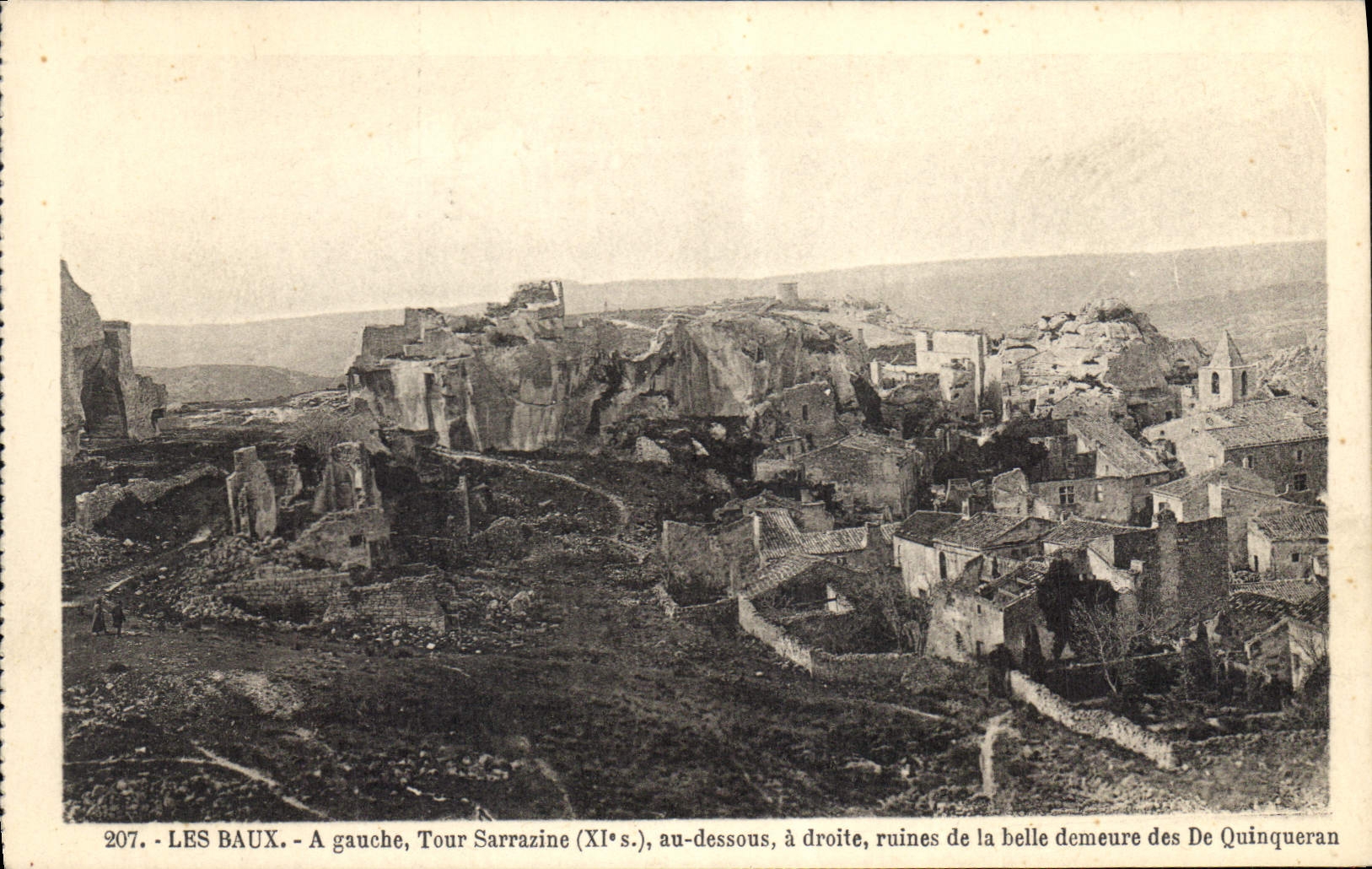 CPA A gauche Tour Sarrazine (XIe s) au dessous a droite ruines de la belle demeure des De Quinqueran