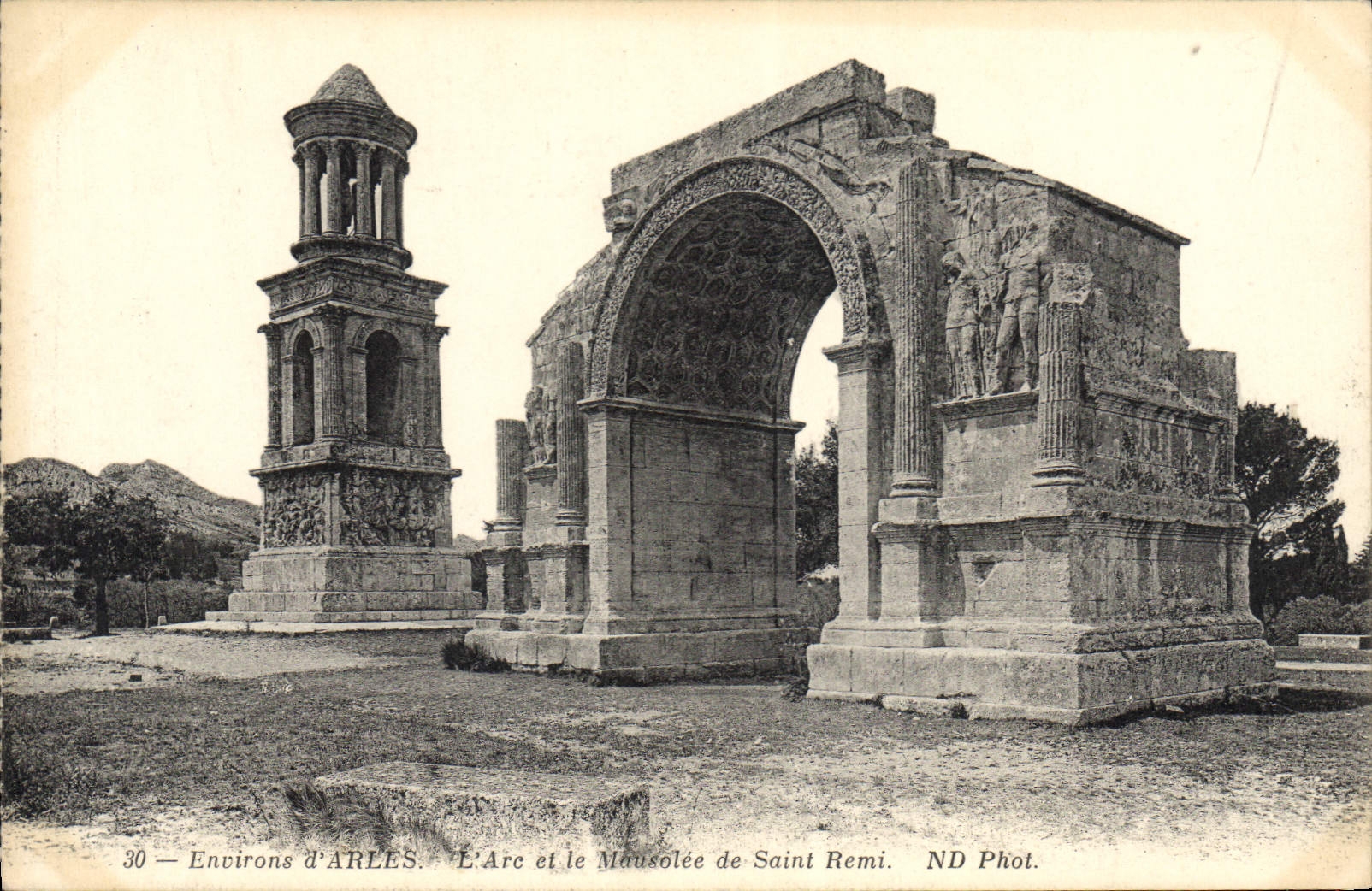 CPA Environs d'Arles. L'arc et le Mausolee de Saint Remi