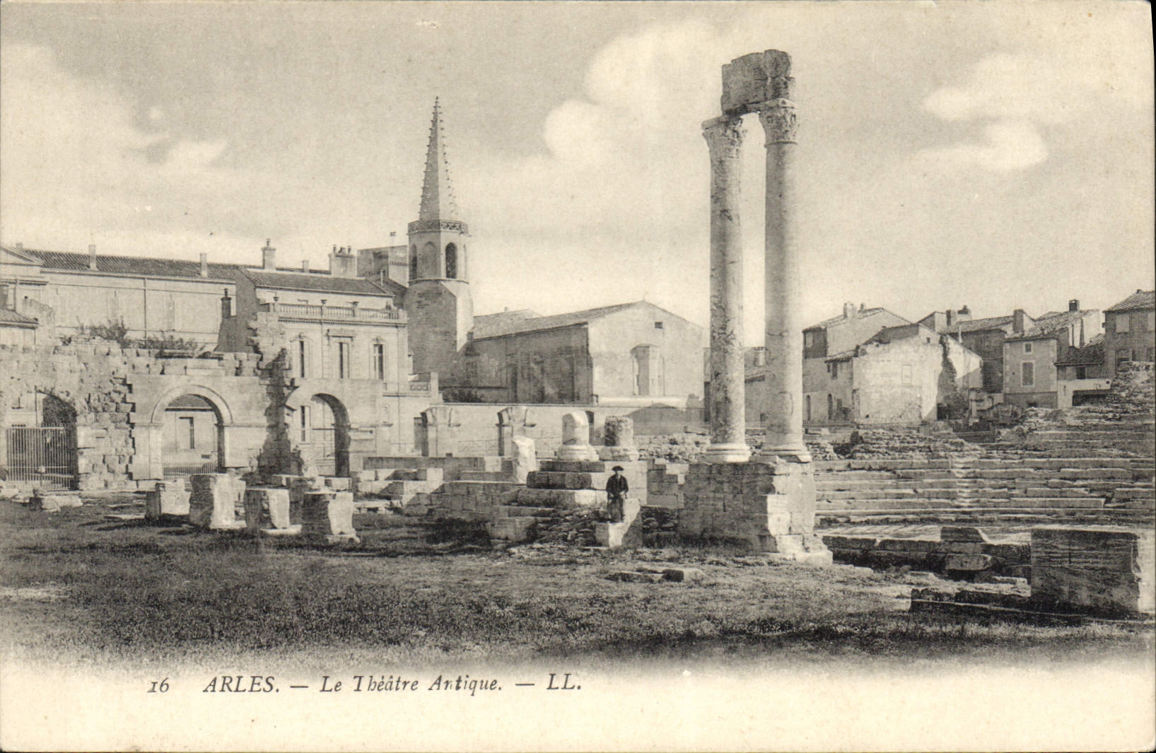 CPA Arles - Le Theatre Antique