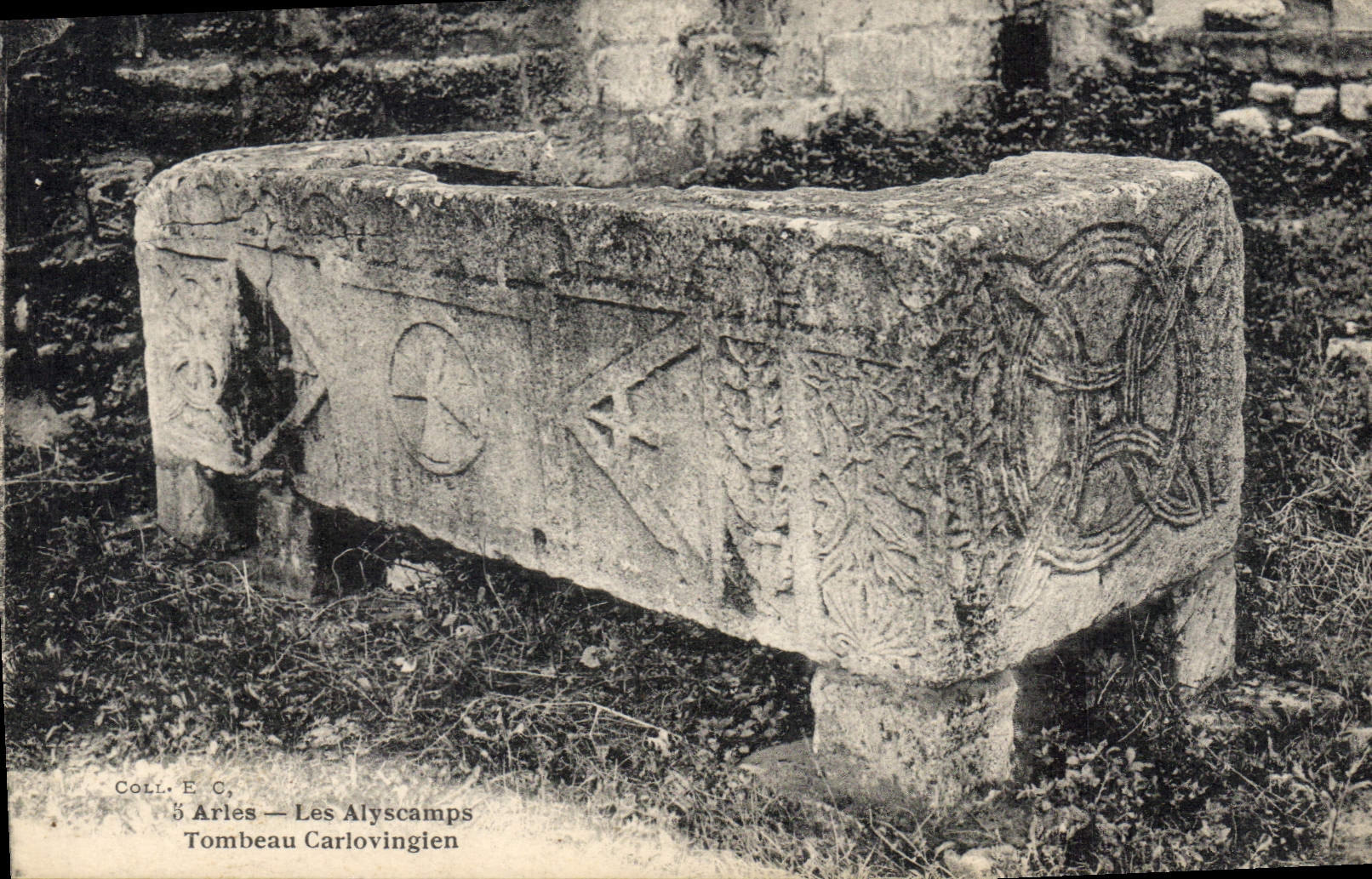 CPA Les Alyscamps Tombeau Carlovingien Arles