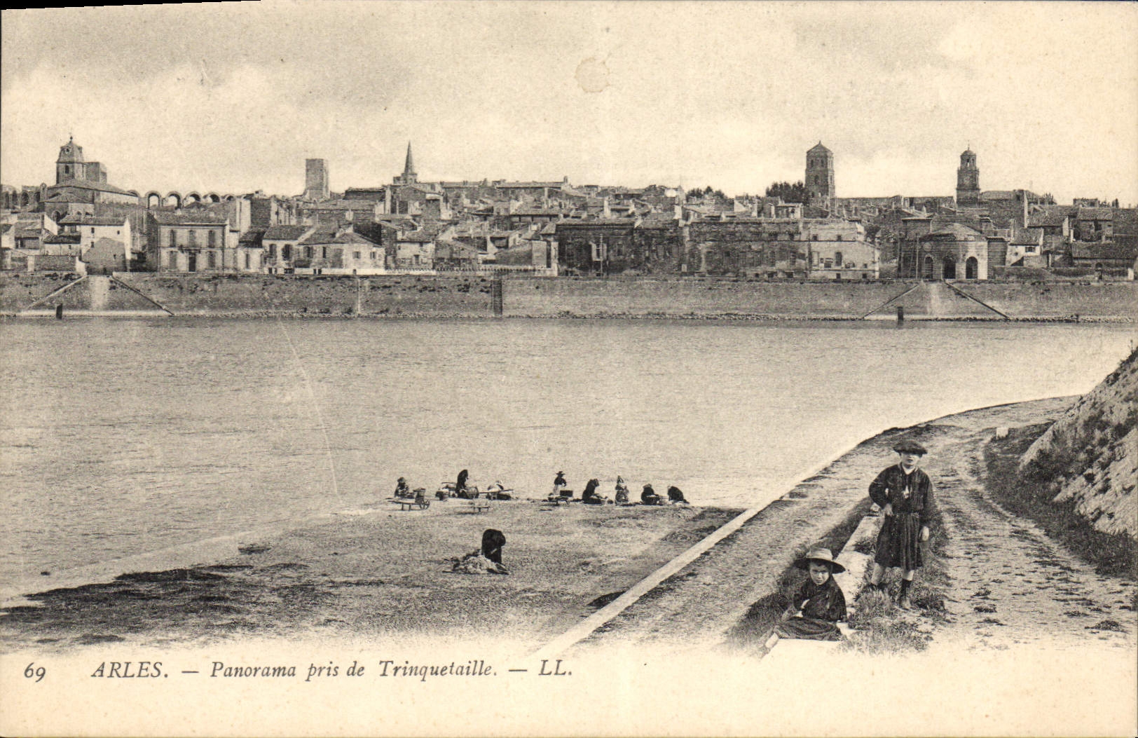 CPA Arles - Panorama pris de Trinquetaille