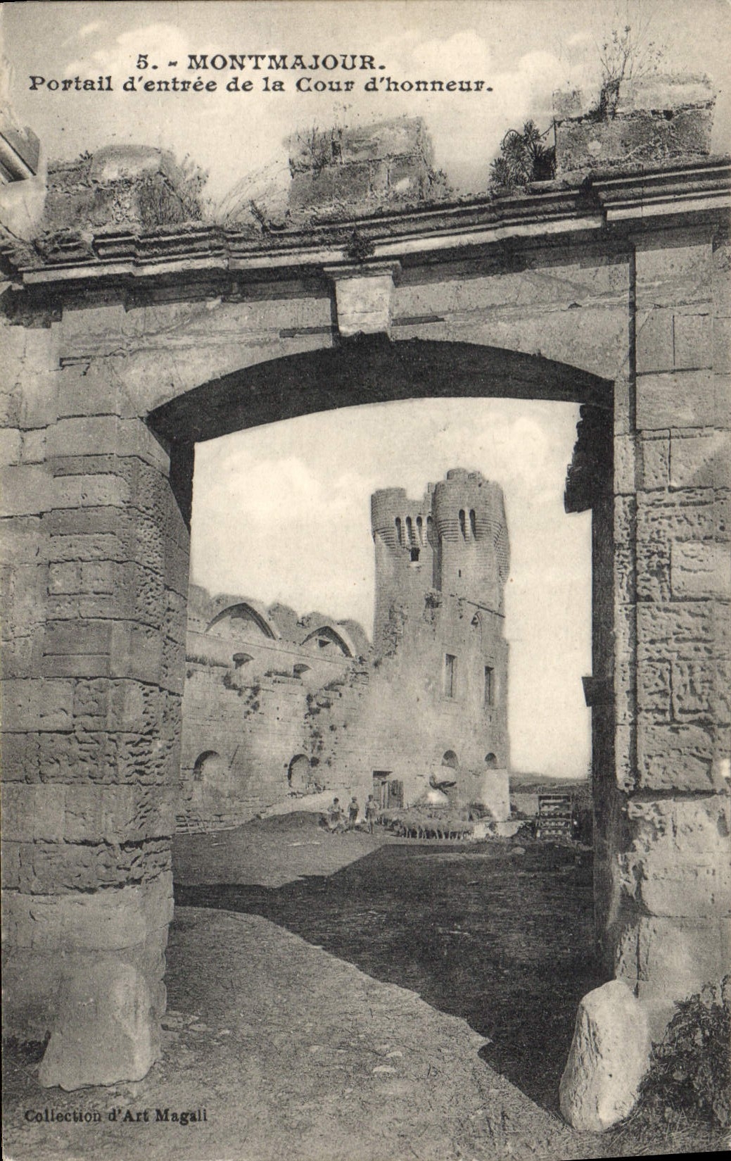 CPA Montmajour. Portail d'entrée de la Cour d'honneur