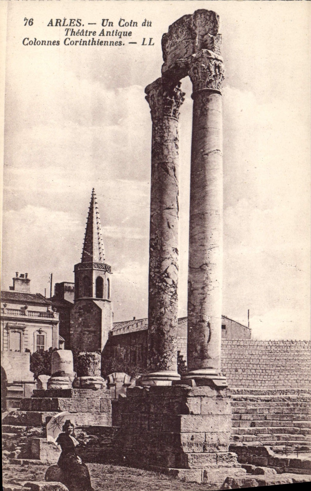 CPA Un Coin du Theatre Antique Colonnes Corinthiennes  Arles