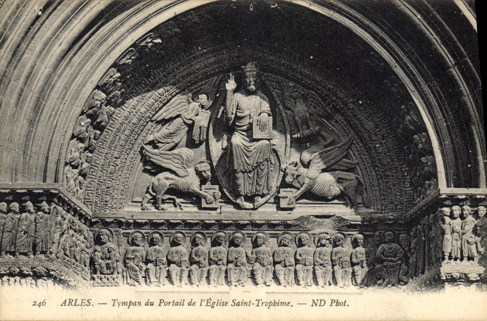 CPA Tympan au Portail de l'Eglise Saint-Trophime Arles