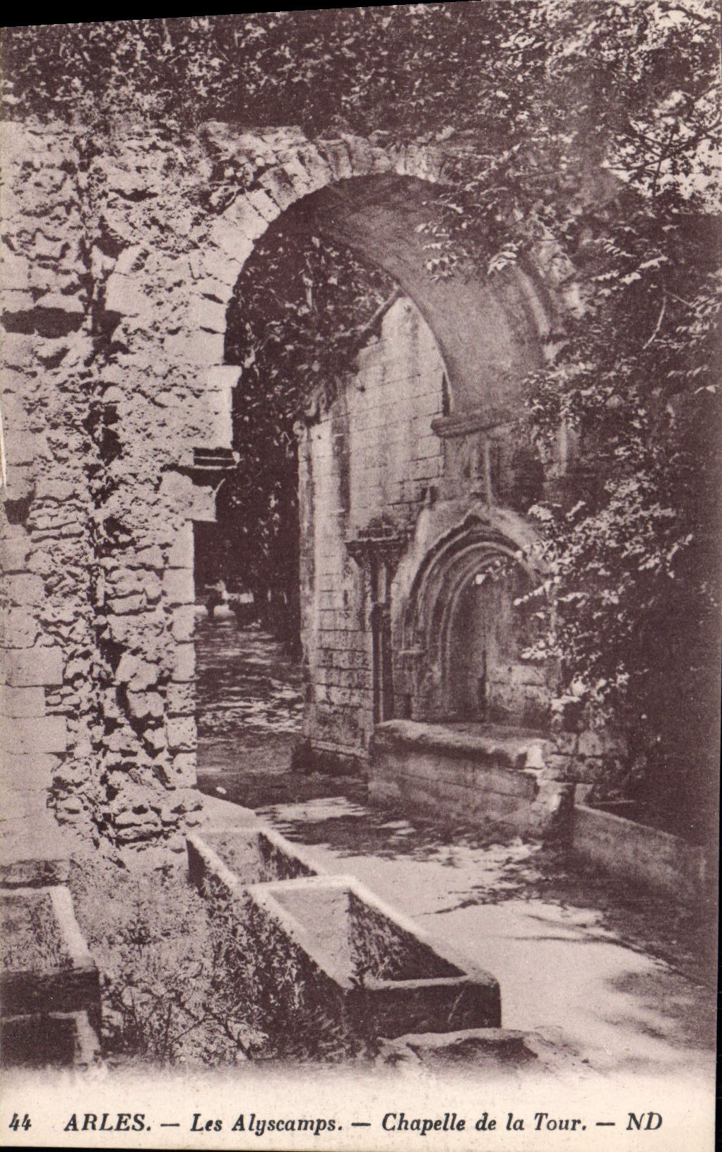 CPA Les Alyscamps -Chapelle de la Tour Arles
