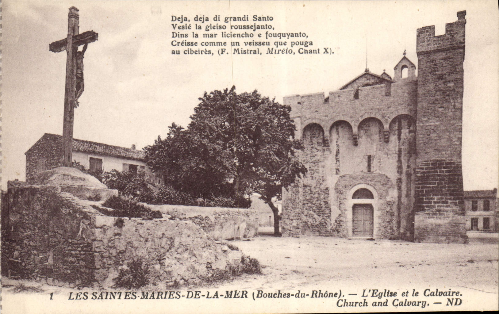 CPA L'Eglise et le Calvaire Les Saintes Maries de la Mer