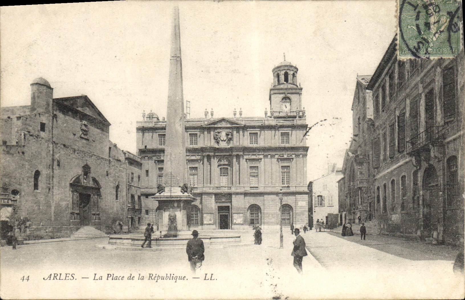 CPA Arles - La Place de la Republique