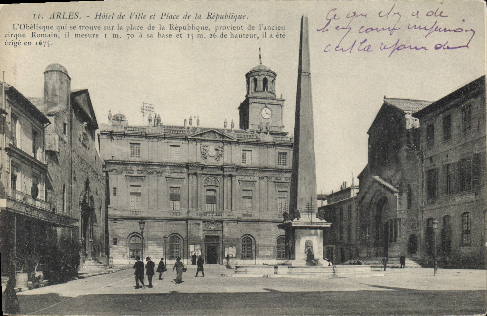 CPA Arles - Hotel de Ville et Place de la Republique. L'obelisque qui se trouve sur la place de la R