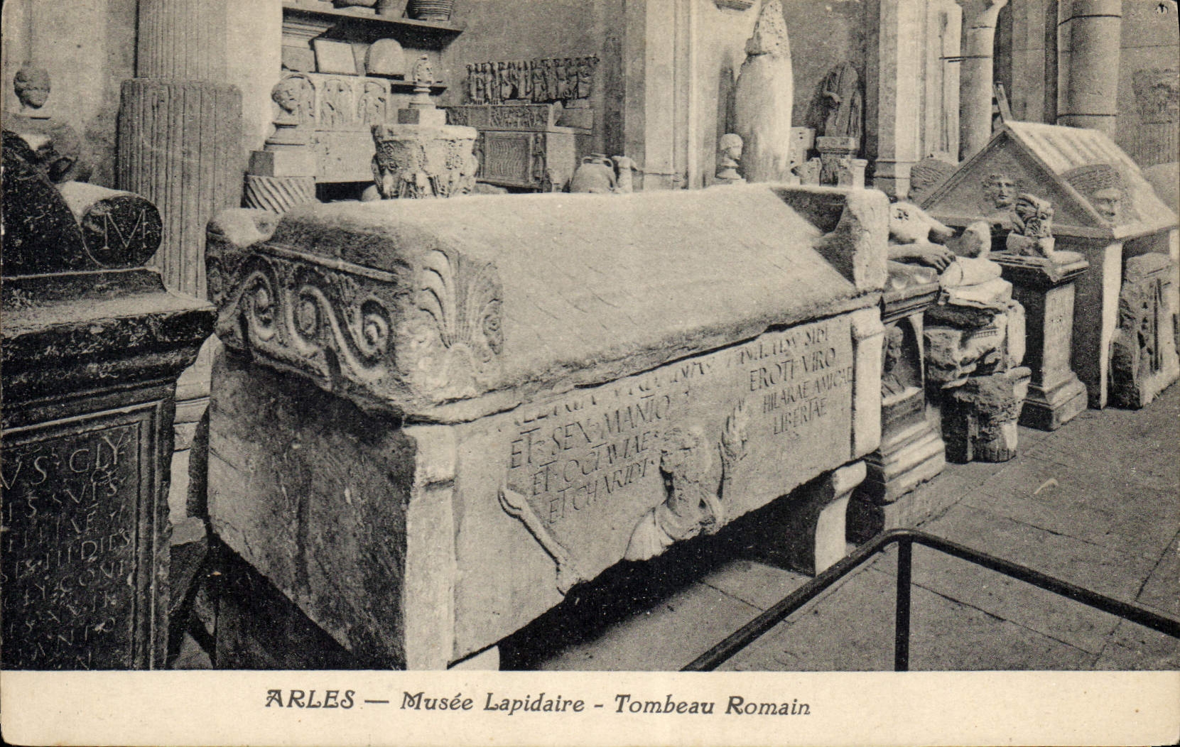 CPA Arles - Musee Lapidaire - Tombeau Romain