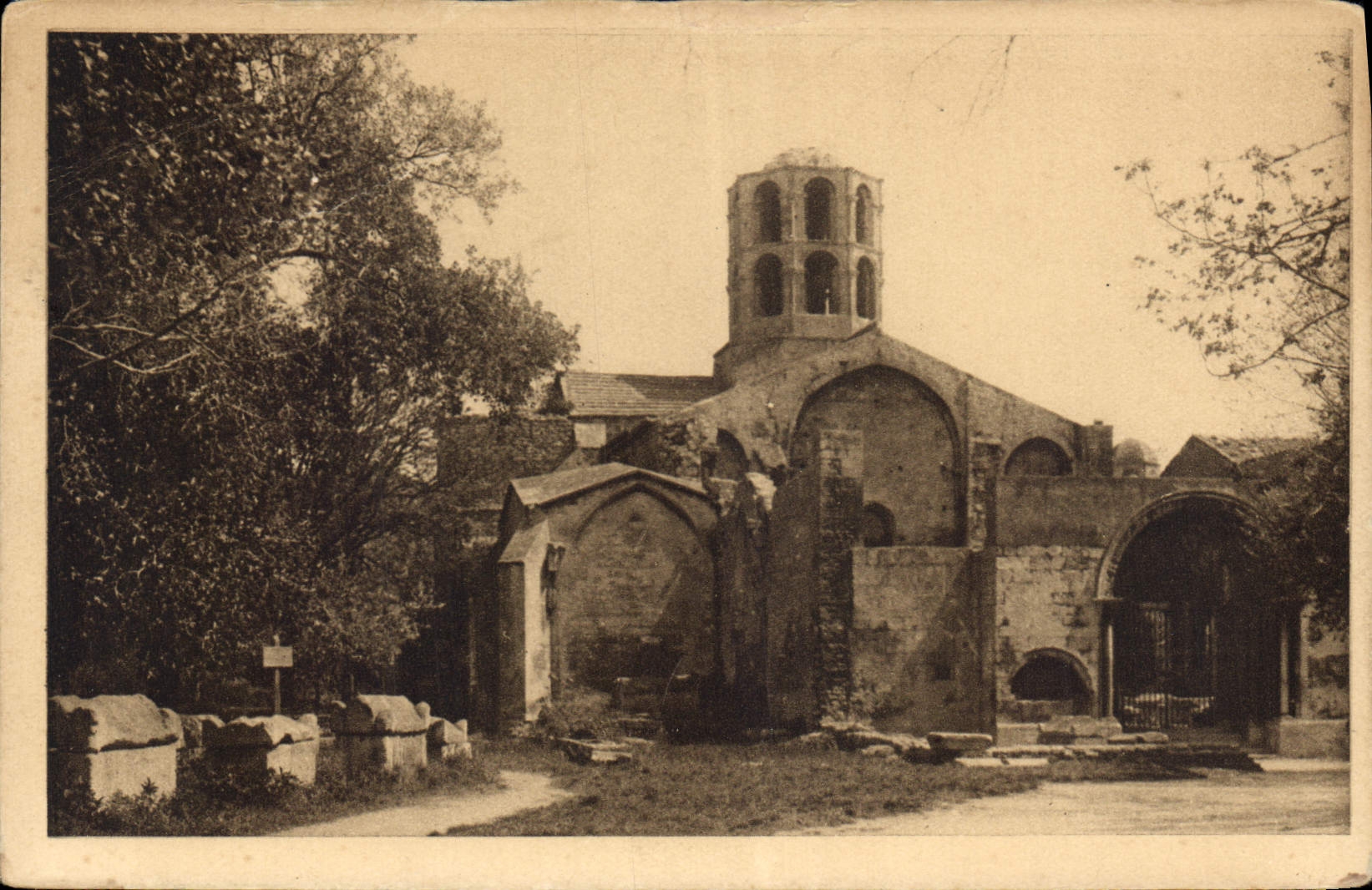 CPA Chapelle St-Honorat des Alyscamps Arles