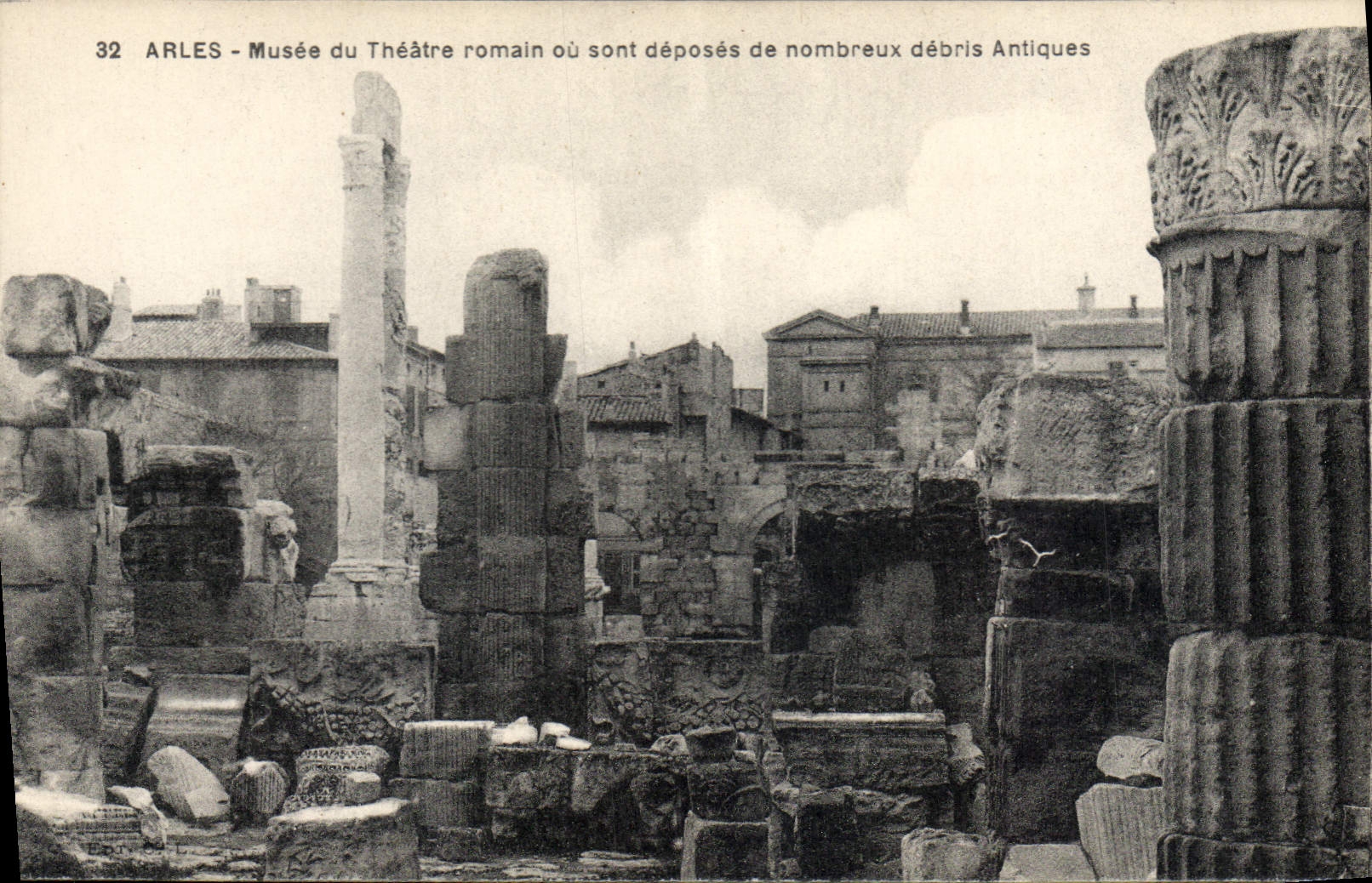 CPA Arles - Musee du Theatre romain ou sont deposes de nombreux debris Antiques