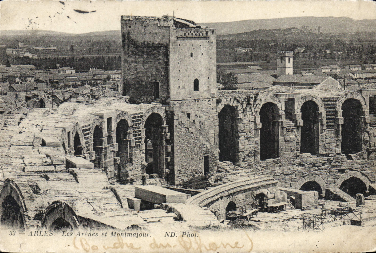 CPA Les Arenes et Montmajor Arles
