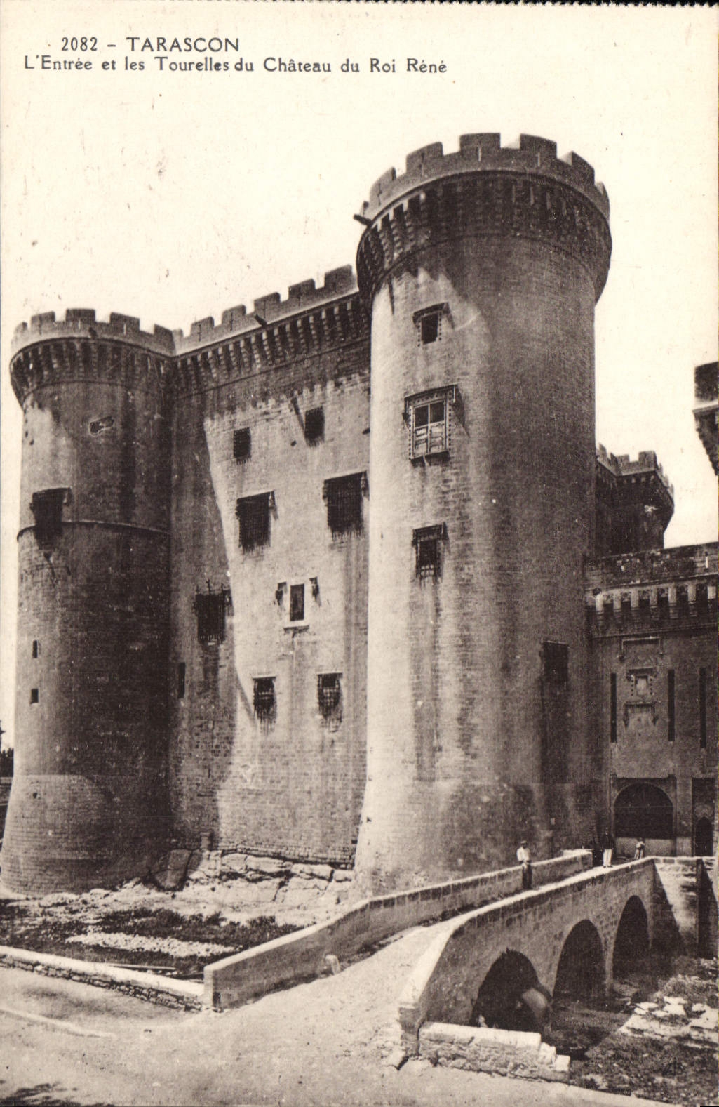 CPA L'Entree et les Tourelles du Chateau du Roi Rene Tarascon
