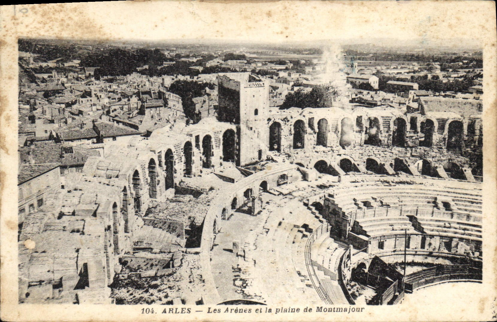 CPA Les Arenes et la plaine de Montmajor Arles