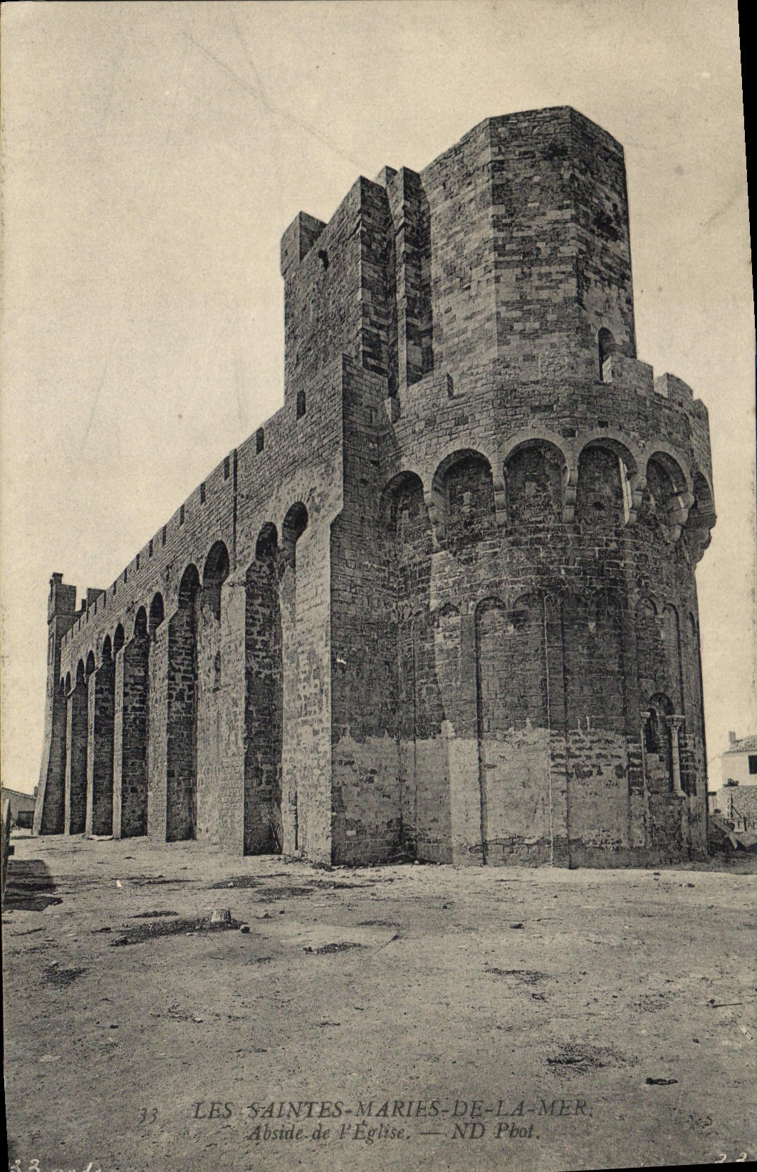 CPA Les-Saintes-Maries-de-la-Mer Abside de l'Eglise
