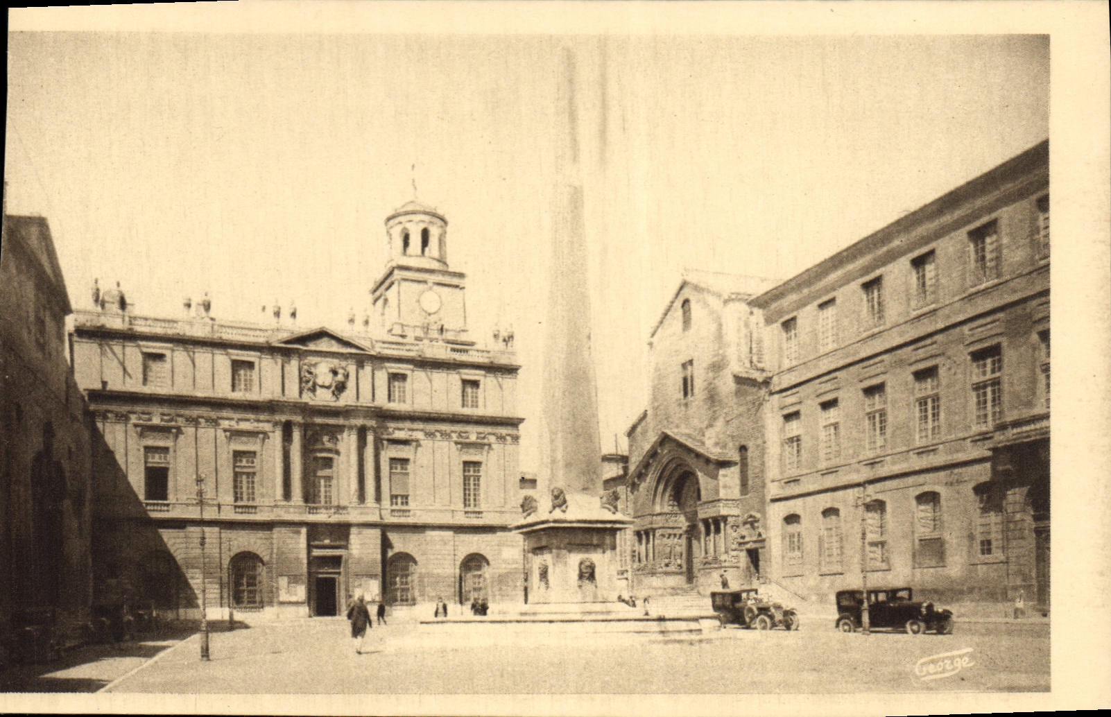 CPA Arles-sur-Rhone Place de l'Hotel de Ville