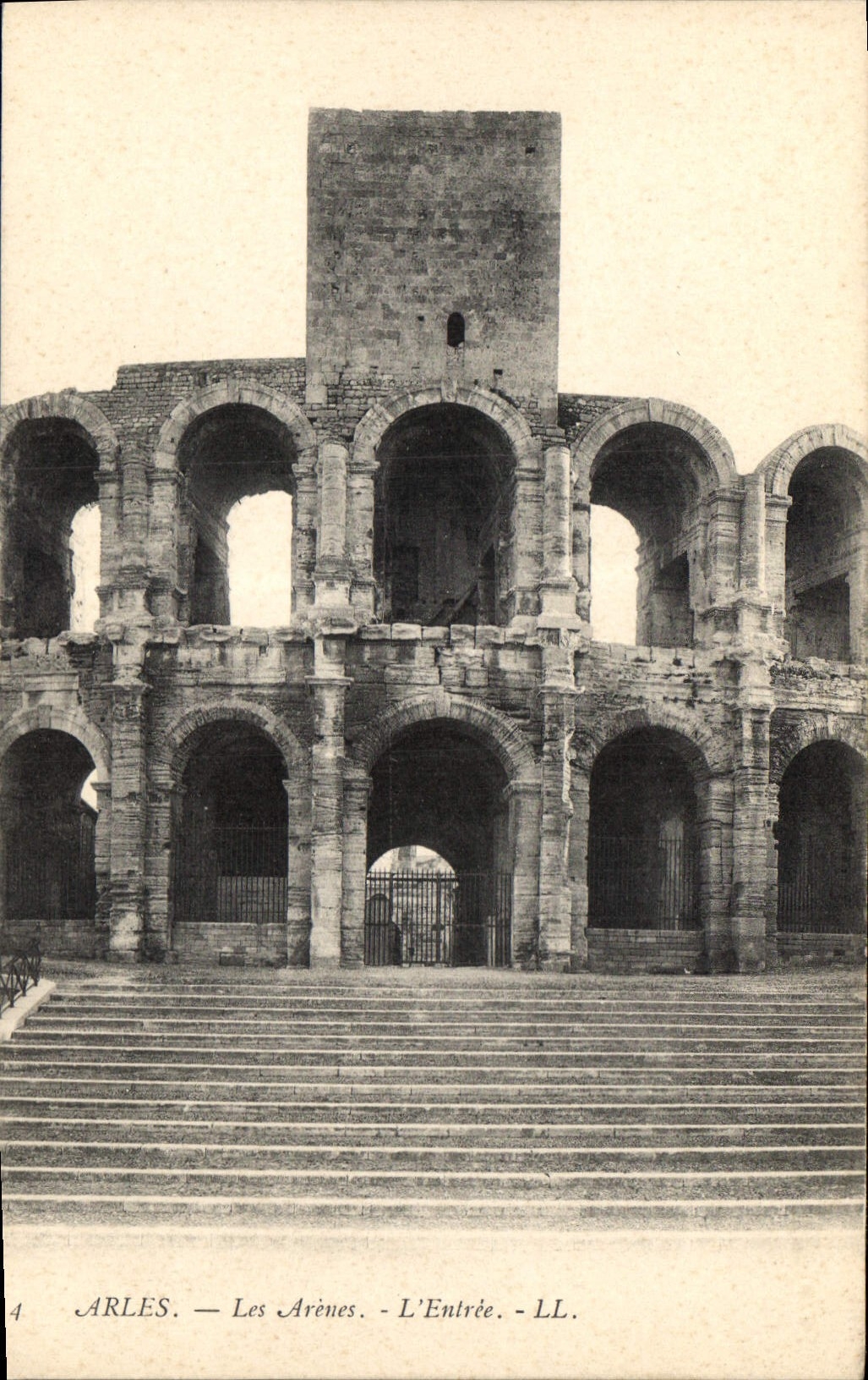 CPA Arles - Les Arenes - L'Entree