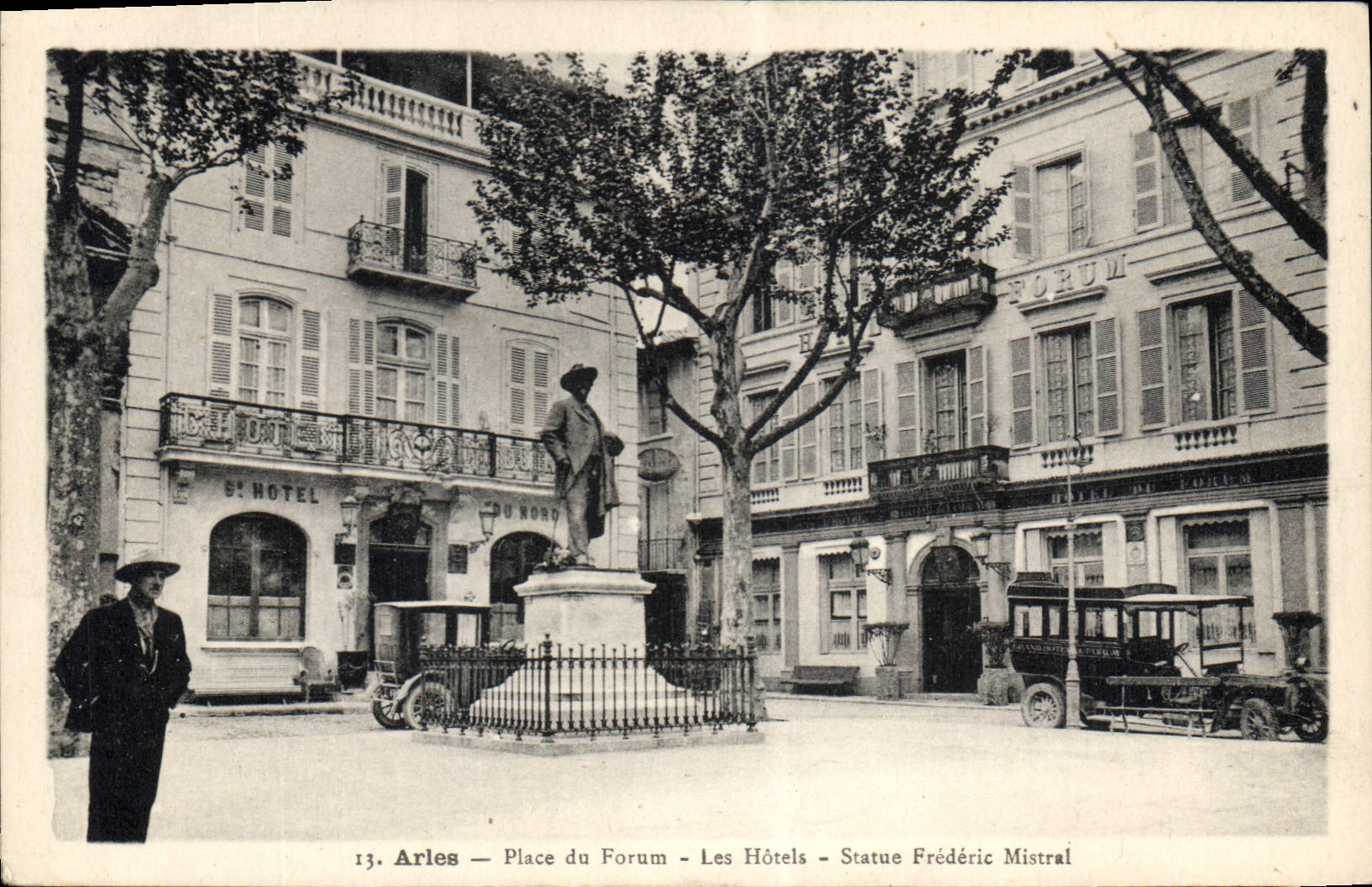 CPA Arles - Place du Forum - Les Hotels - Statue Frederic Mistral Automobile
