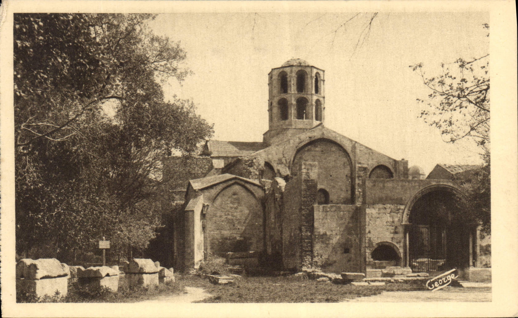 CPA Chapelle St-Honorat des Alyscamps Arles