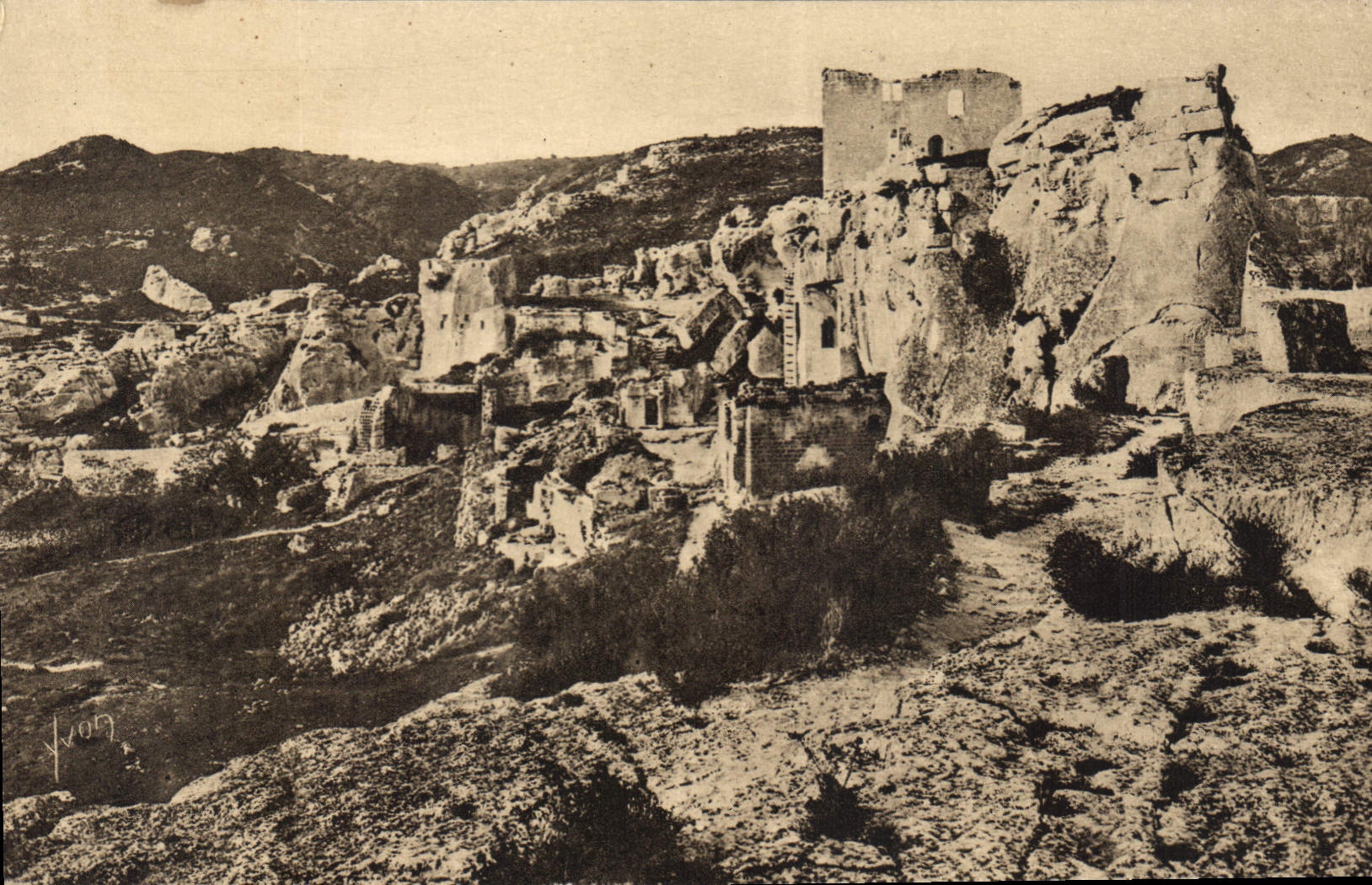 CPA Ensemble des Ruines de l'Ancien Hopital Ste-Blaise et du Chateau des Baux