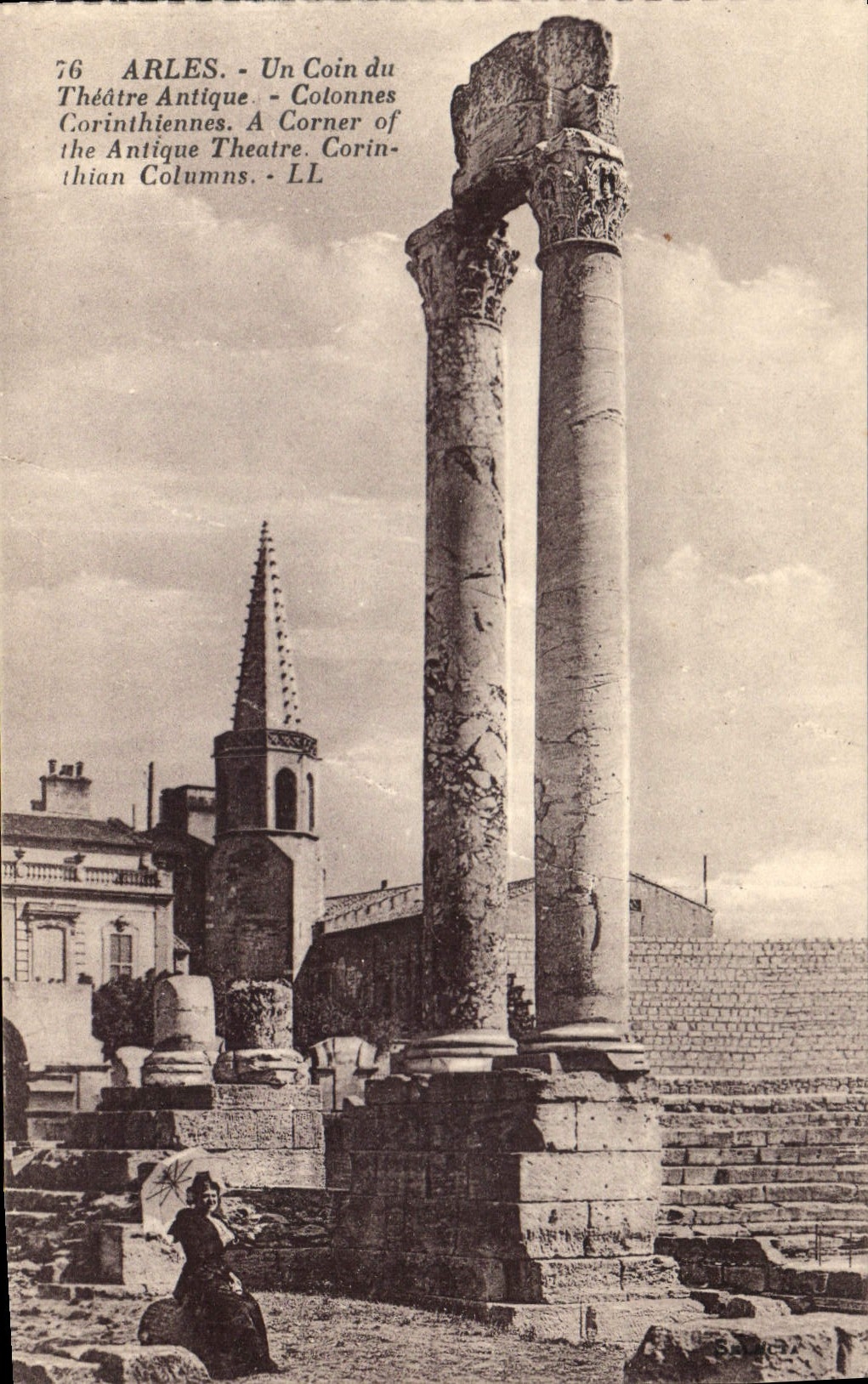 CPA Un coin du Theatre Antique Colonnes Corinthiennes