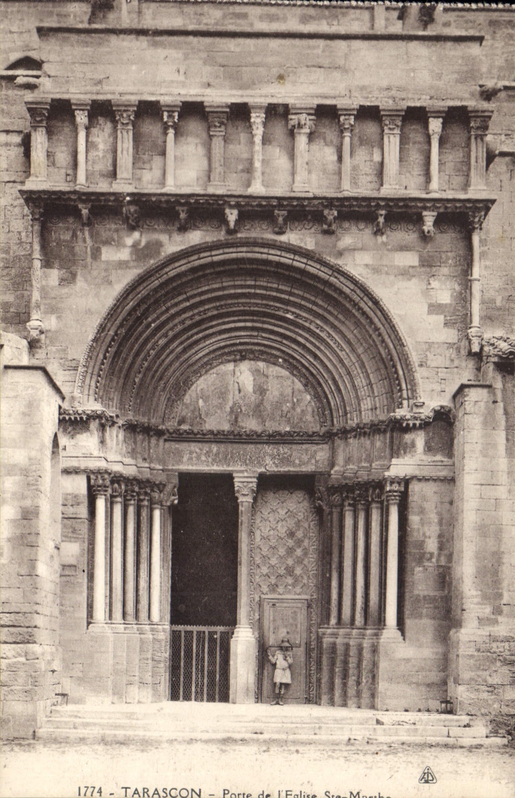 CPA Porte de l'Eglise Ste Marthe Tarascon