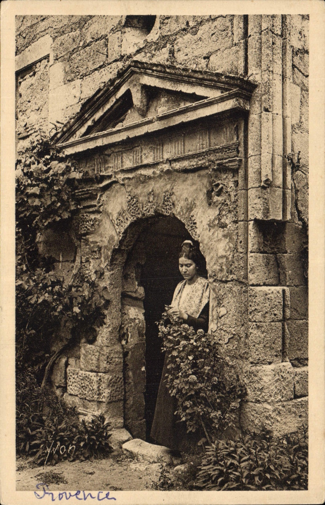 CPA Jeune fille et vieilles pierres a Saint Remy