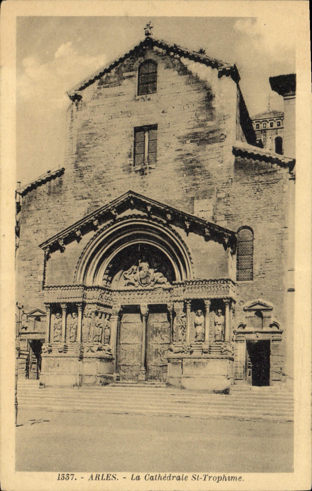 CPA La Cathedrale St Trophime Arles