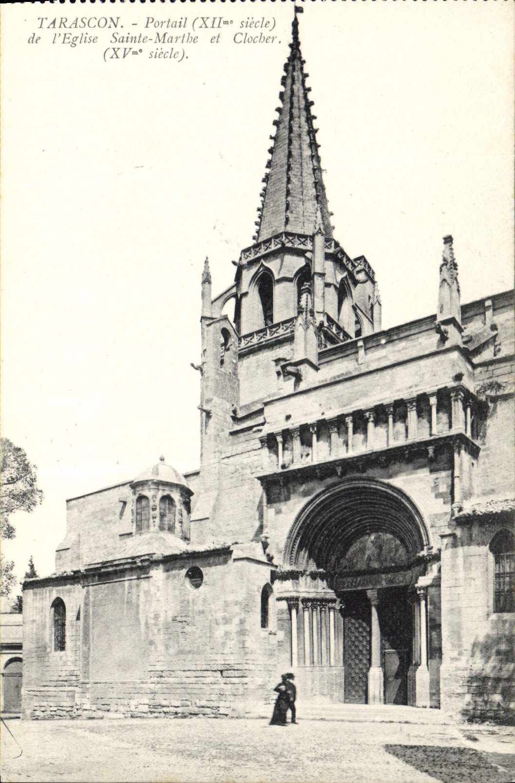 CPA Portail (XII siecle) de l'Eglise Sainte Marthe et Clocher (XV siecle)