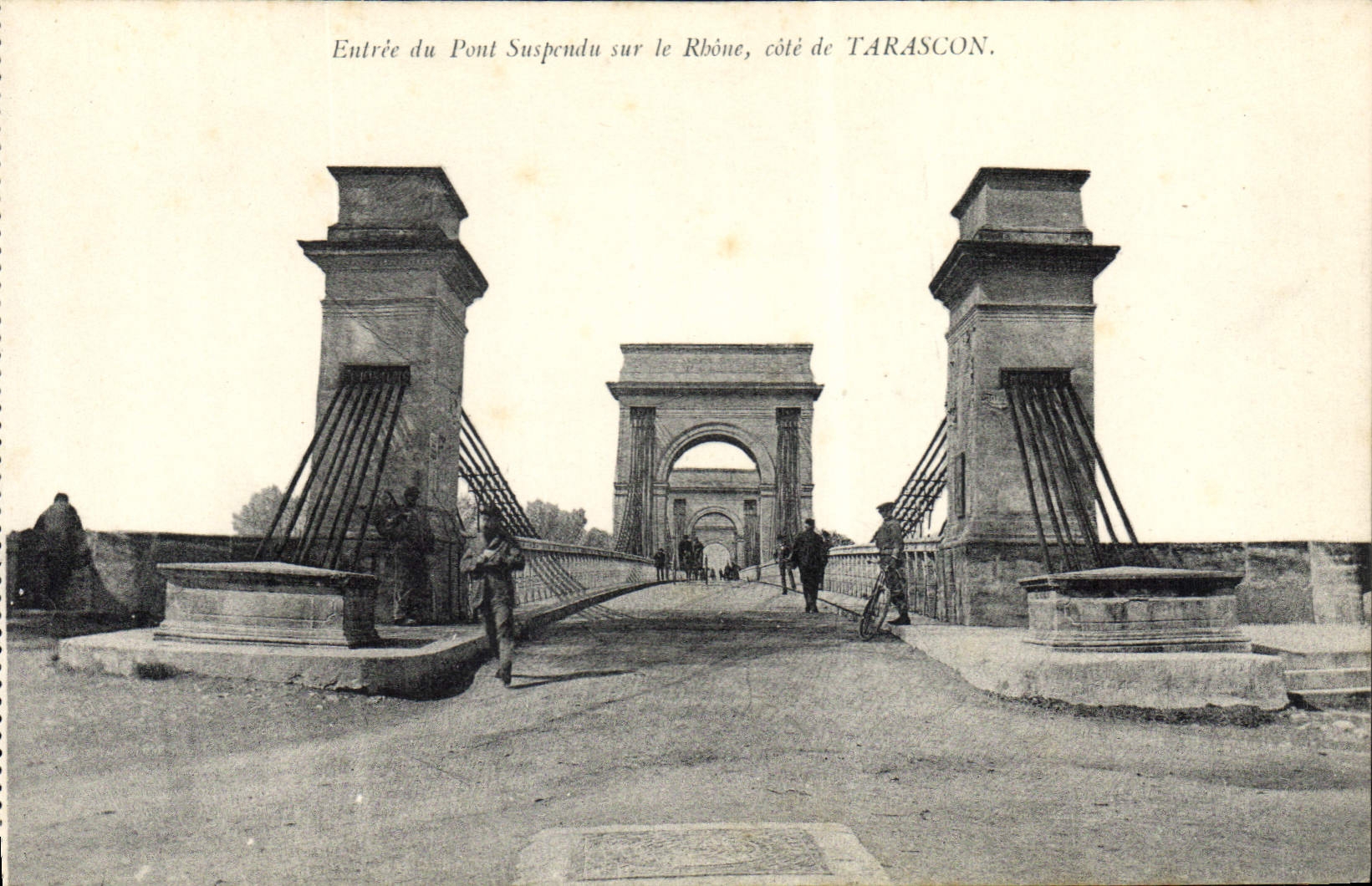 CPA Entree du Pont suspendu sur le Rhone cote du Tarascon
