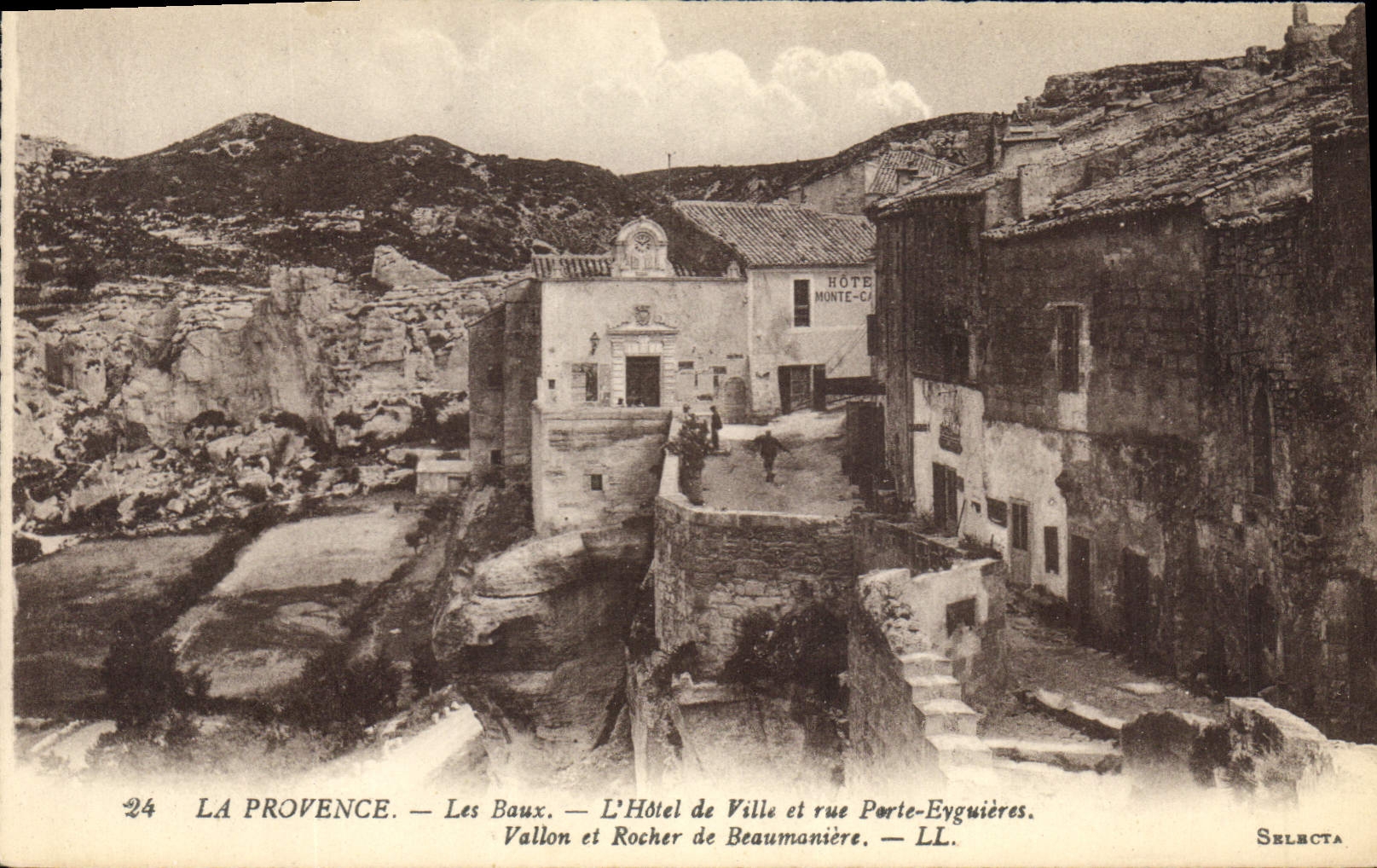 CPA Les Baux L'Hotel de ville et rue Porte-Evguieres. Vallon et Rocher de Beaumaniere