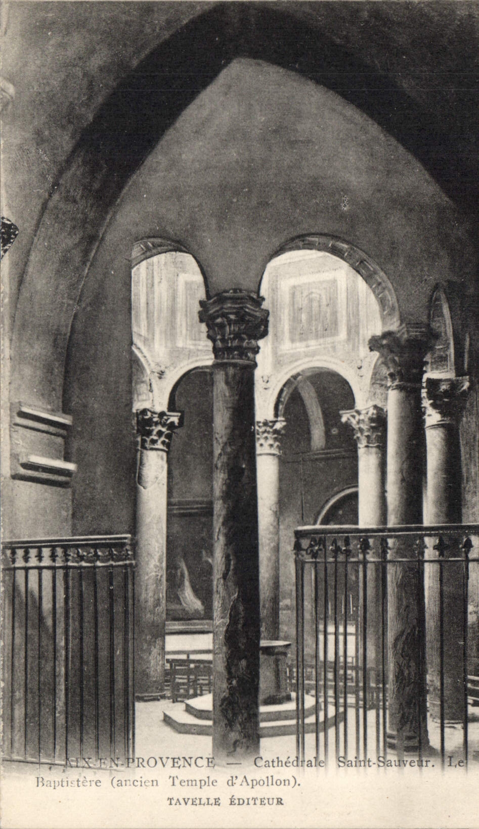 CPA Cathedrale Saint Sauveur Baptistere (ancien Temple d'Apollon) Aix en Provence