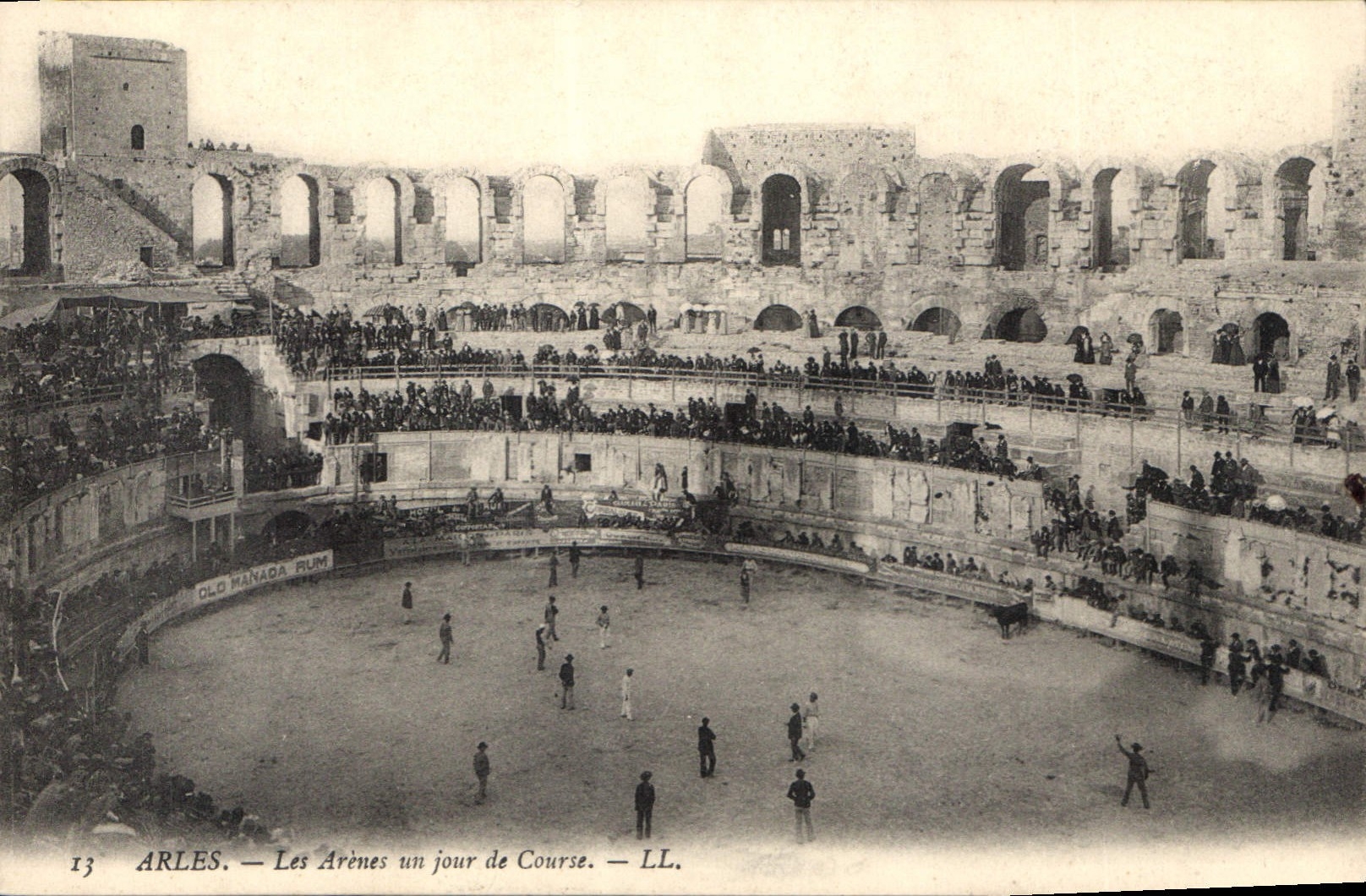 CPA Arles Les Arenes un jour de Course Corrida