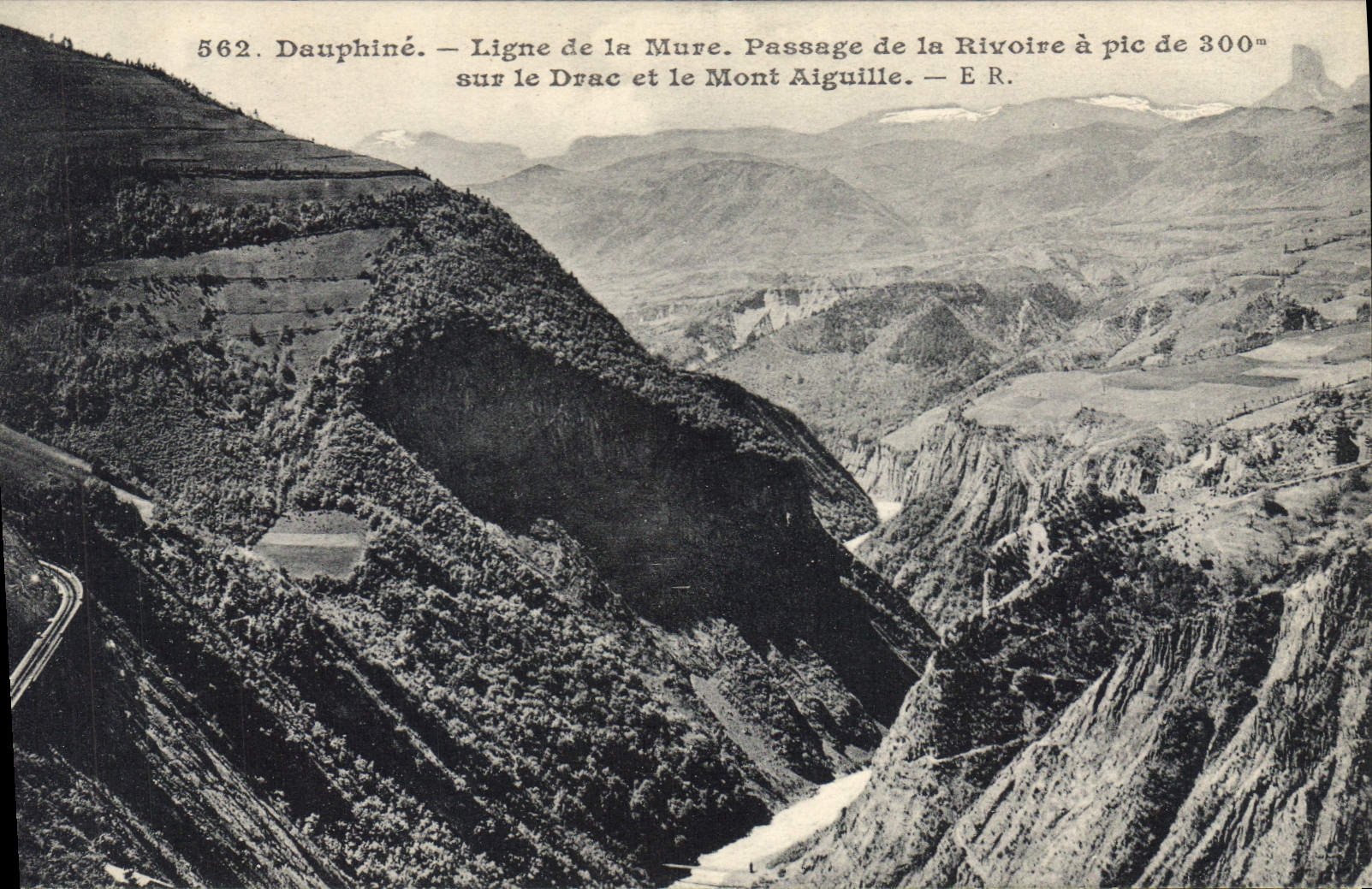 CPA Dauphine Ligne de la Mure. Passage de la Rivoire et le Mont Aiguille