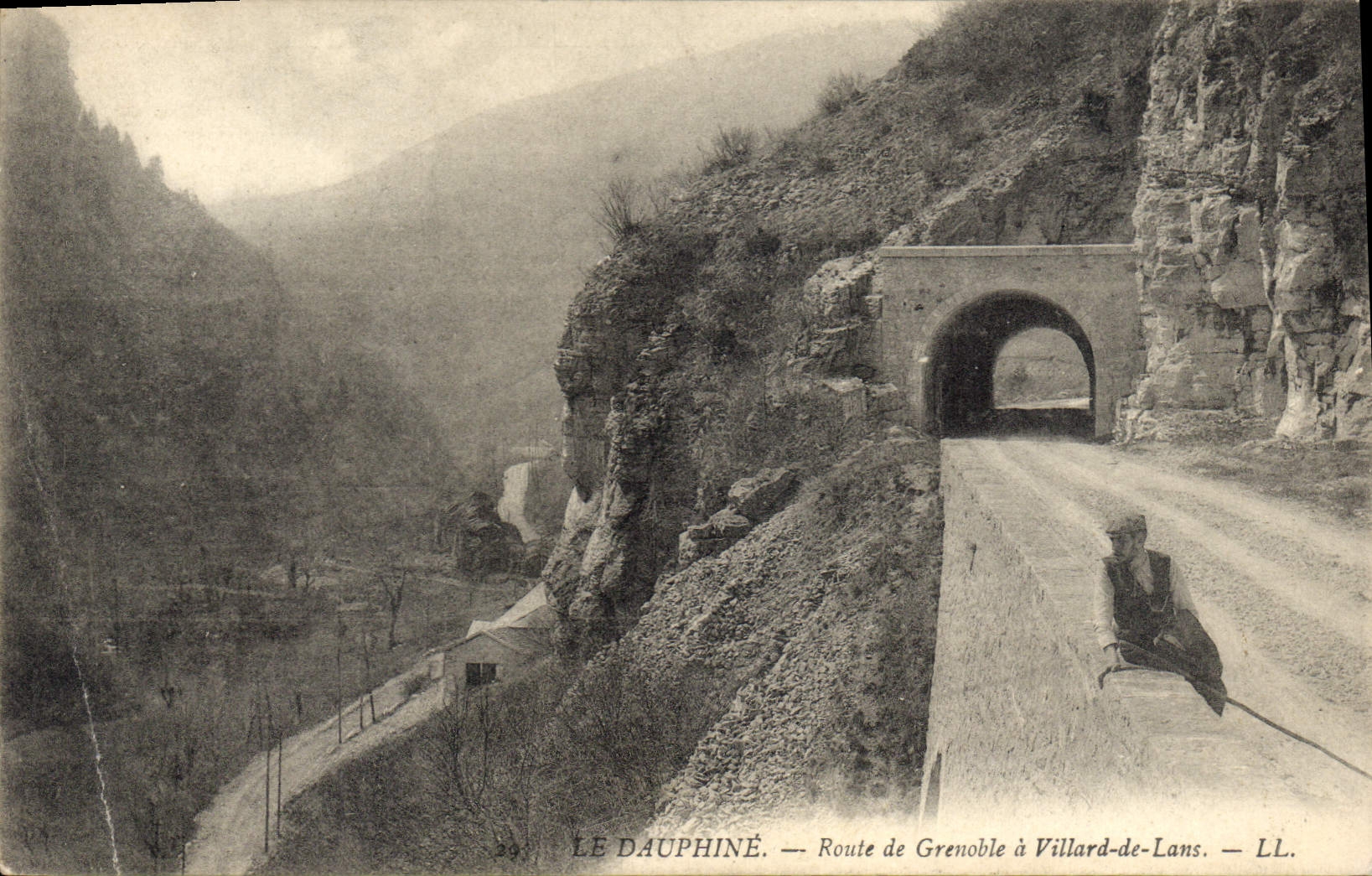 CPA Le Dauphine Route de Grenoble a Villard le Lans