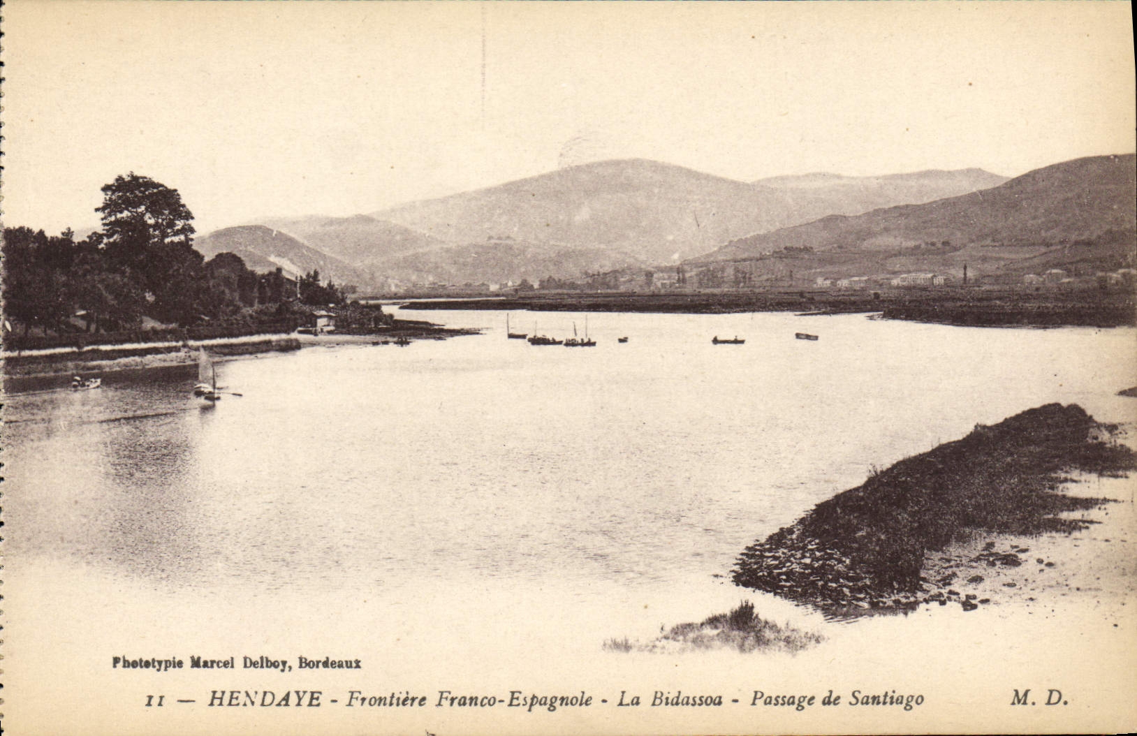 CPA Hendaye Frontiere Franco Spagnole La Bidassoa Passage de Santiago