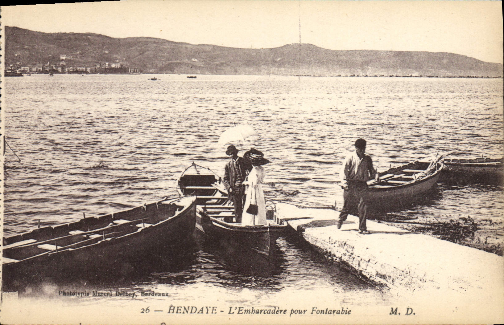 CPA Hendaye L'Embarcadere pour Fontarabie Barques Bateaux