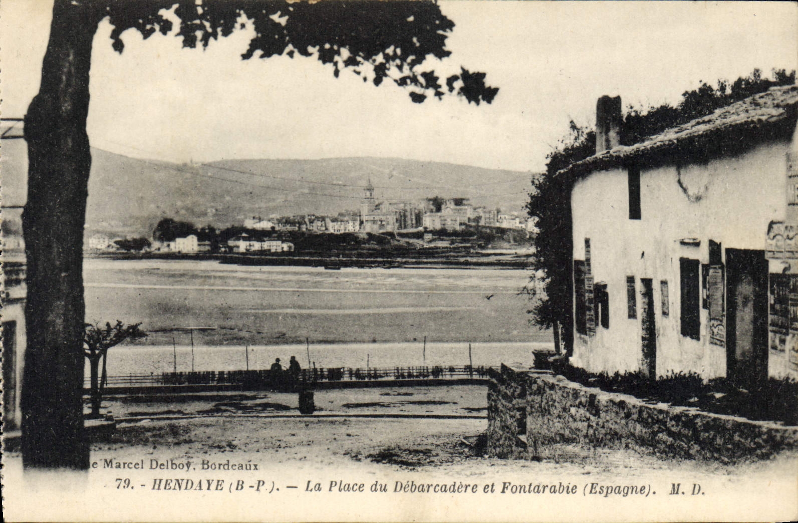 CPA Hendaye La Place de Debarcadere et Fontarabie (Espagne)