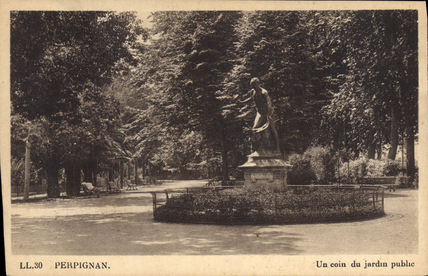 CPA Perpignan Un coin du jardin public
