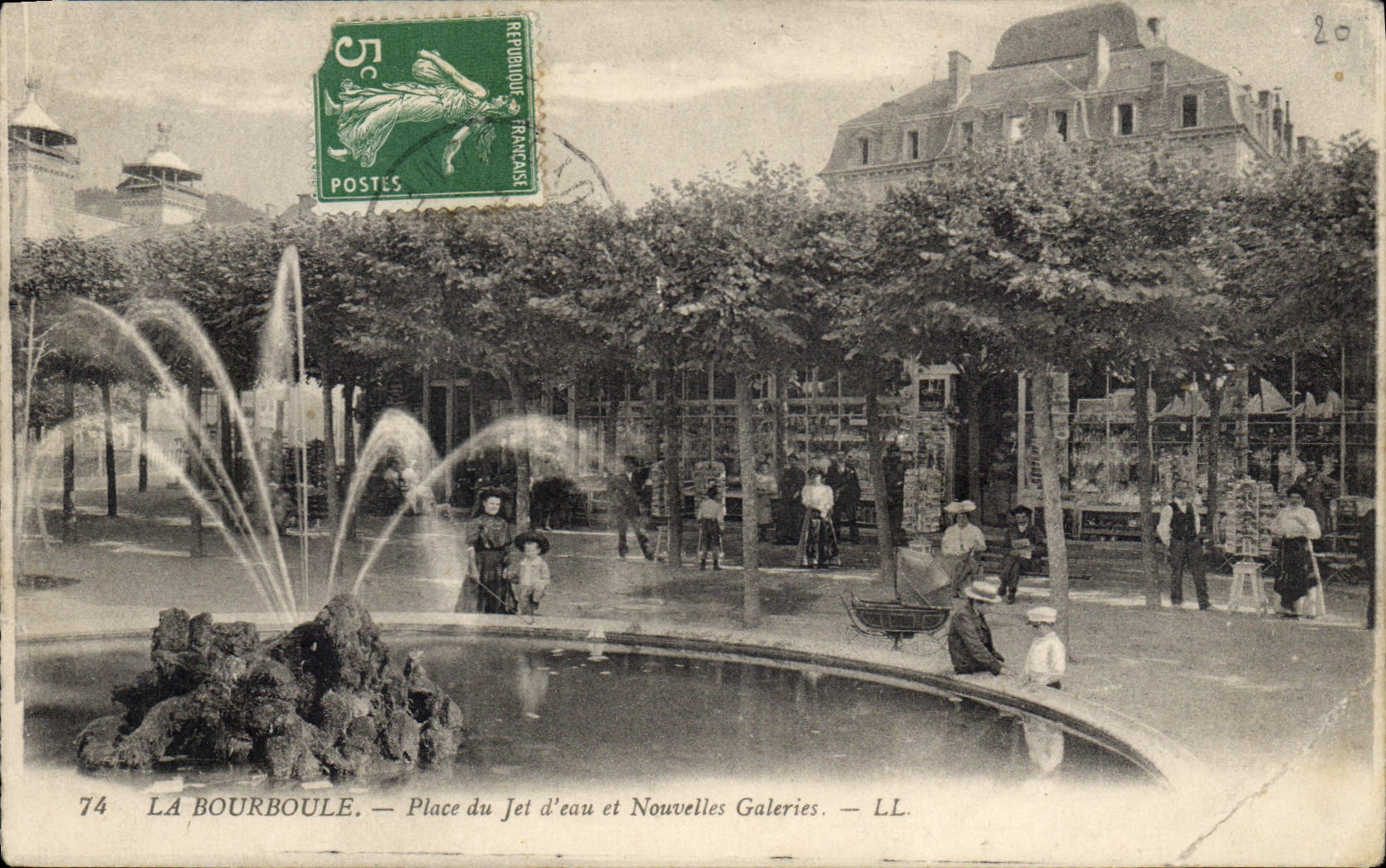 CPA La Bourboule Place du Jet d'eau et Nouvelles Galeries