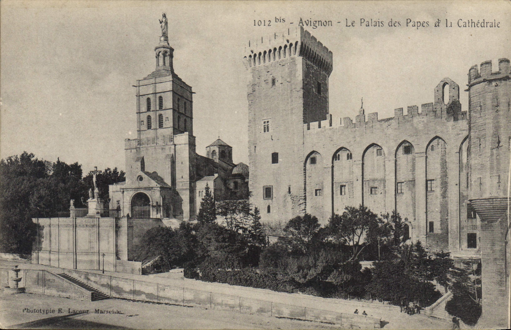 CPA Avignon Le Palais des Papes et la Cathedrale