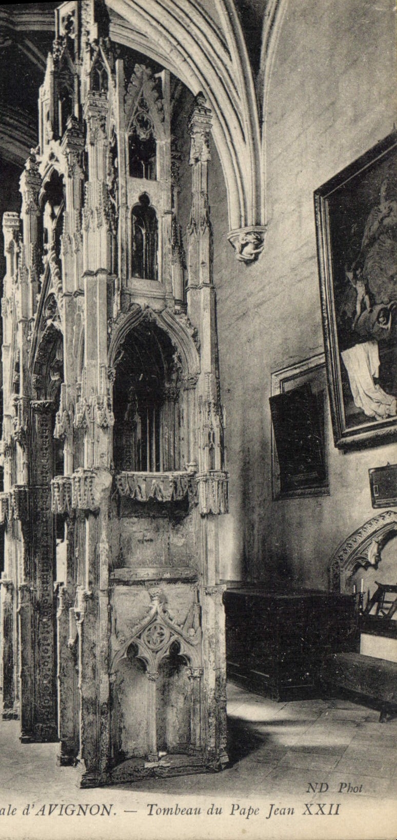 CPA Avignon Tombeau du Pape Jean XXII